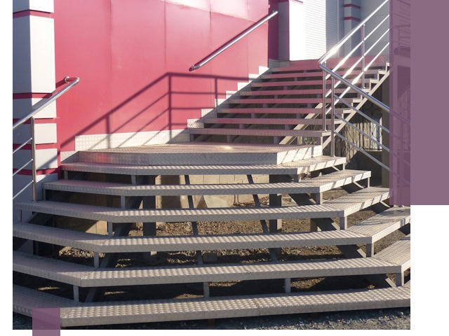 Лестницы для магазина в Майкопе — изготовление и монтаж