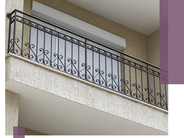 Балконные ограждения из металла и стекла в Майкопе для домов