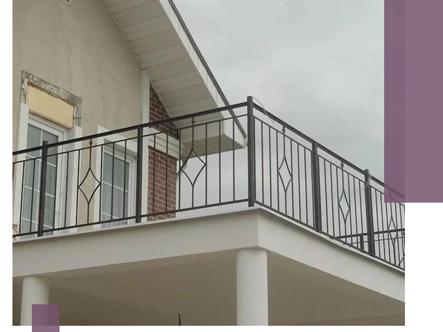 Изготовление балконных ограждений в Майкопе из металла и стекла