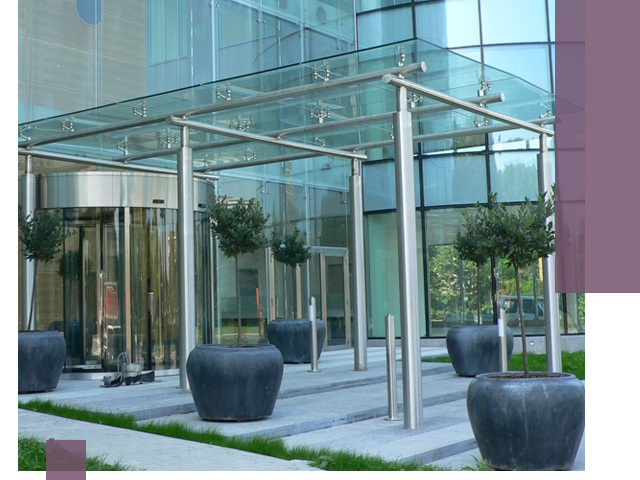 Навесы из стекла на заказ в Майкопе — монтаж и установка