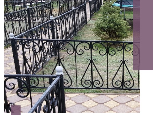 Кованые газонные ограждения под ключ в Майкопе